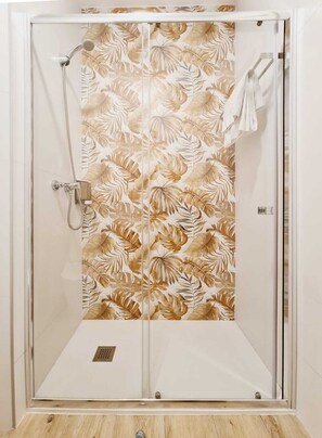 Habitación doble, baño privado | Baño | Ducha, secador de pelo, toallas y jabón