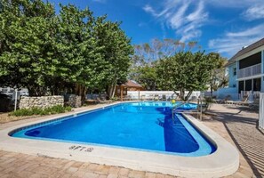 A heated pool - Island Time - 2 Minute Walk To The Beach & Heated Pool (Holmes Beach)