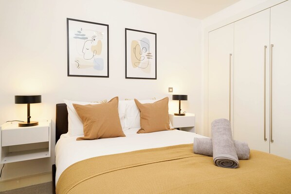 1 Schlafzimmer, Schreibtisch, Bügeleisen/Bügelbrett, Reisekinderbett