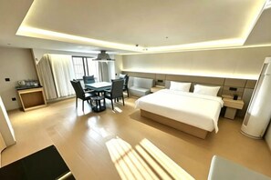 A modern hotel room with a large bed, a desk, and a chair. - Eman Hotel (Sanpailou Street Hongqiao Subway Station Branch) (Nanjing)