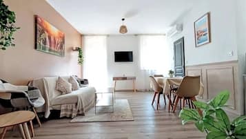 Deluxe Apartment, 1 Bedroom, Pets allowed | Living area | 60-cm flat-screen TV with satellite channels
