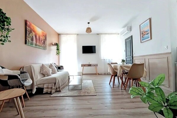 Deluxe-huoneisto, 1 makuuhuone, lemmikit sallittu | Oleskelualue | 60–senttinen taulutelevisio, jossa satelliittikanavat