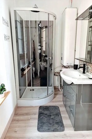 Deluxe Apartment, 1 Bedroom, Pets Allowed | Bathroom