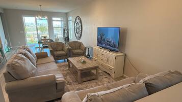 Una Smart TV, una chimenea