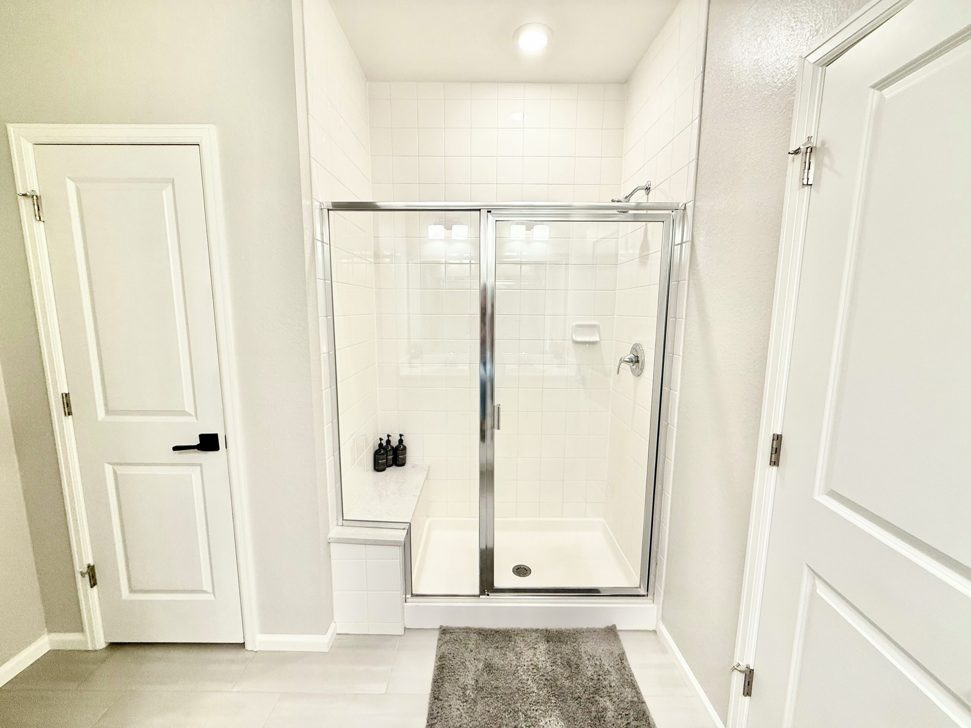 Dusj, hårføner, håndklær og såpe