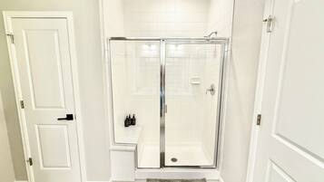 Dusj, hårføner, håndklær og såpe