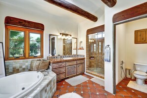 Luxury House, Multiple Beds, Pets Allowed, Valley View | Bathroom | Free toiletries, towels, soap, shampoo