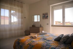 1 habitación, tabla de planchar con plancha y cuna de viaje 