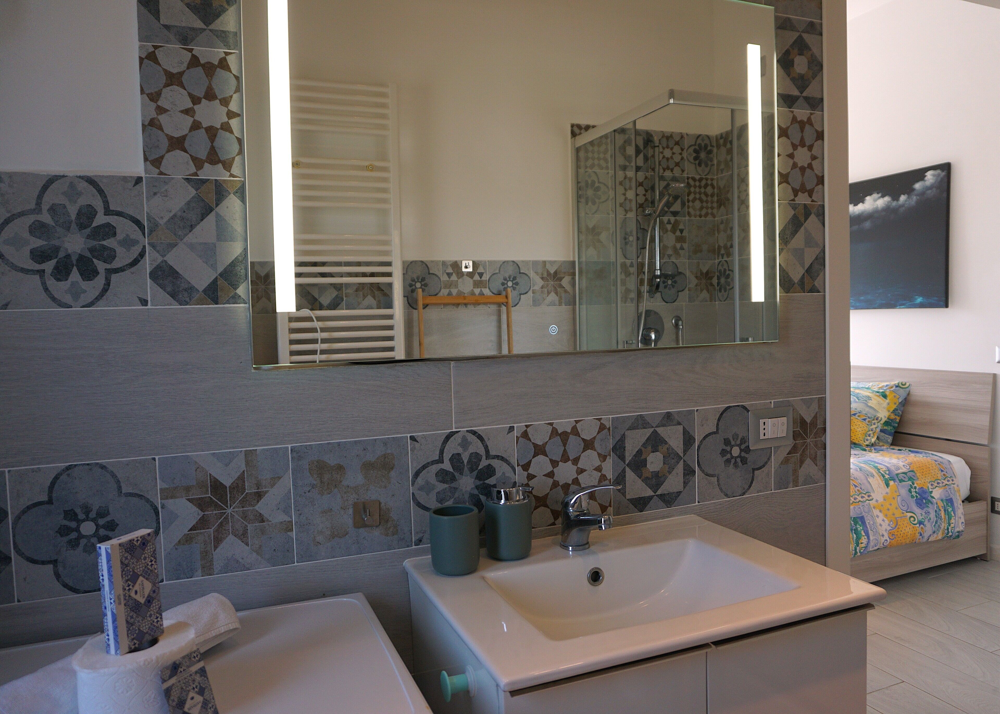 Shower, bidet, towels, toilet paper