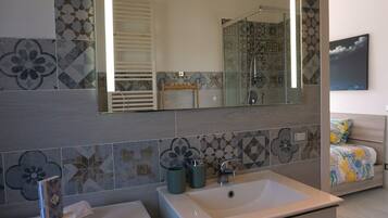 Shower, bidet, towels, toilet paper