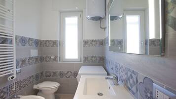 Ducha, bidé, toallas y papel higiénico