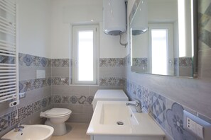 Douche, bidet, serviettes fournies, papier toilette