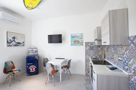Fridge, oven, stovetop, coffee/tea maker. Bright apartment for 2 people 150 mt from the sea and private parking space