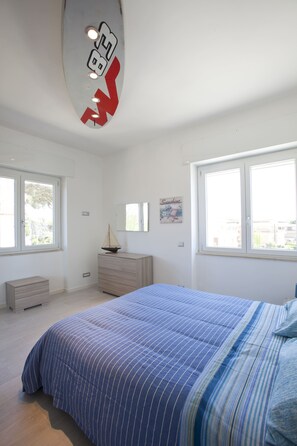 1 slaapkamer, een strijkplank/strijkijzer, internet