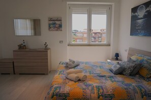 1 bedroom, iron/ironing board, travel crib, free WiFi - Bright apartment for 2 people 150 mt from the sea and private parking space (Anzio)