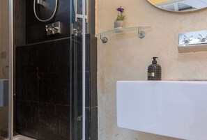 Shower, hair dryer, towels, soap - Florence Loft Duomo in great location (Firenze)