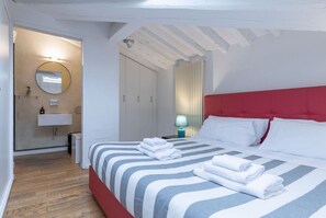 2 habitaciones, tabla de planchar con plancha y cuna de viaje 