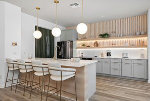 Kjøleskap, mikrobølgeovn, ovn og kokeplater