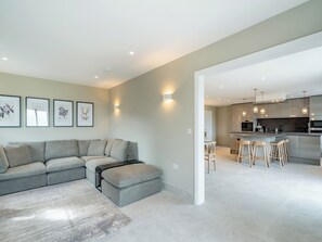 TV, fireplace - Meadow View - UK49066 (Mellor)