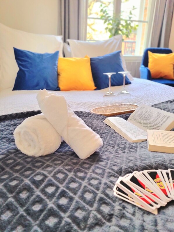 1 habitación, escritorio, tabla de planchar con plancha y cuna de viaje 