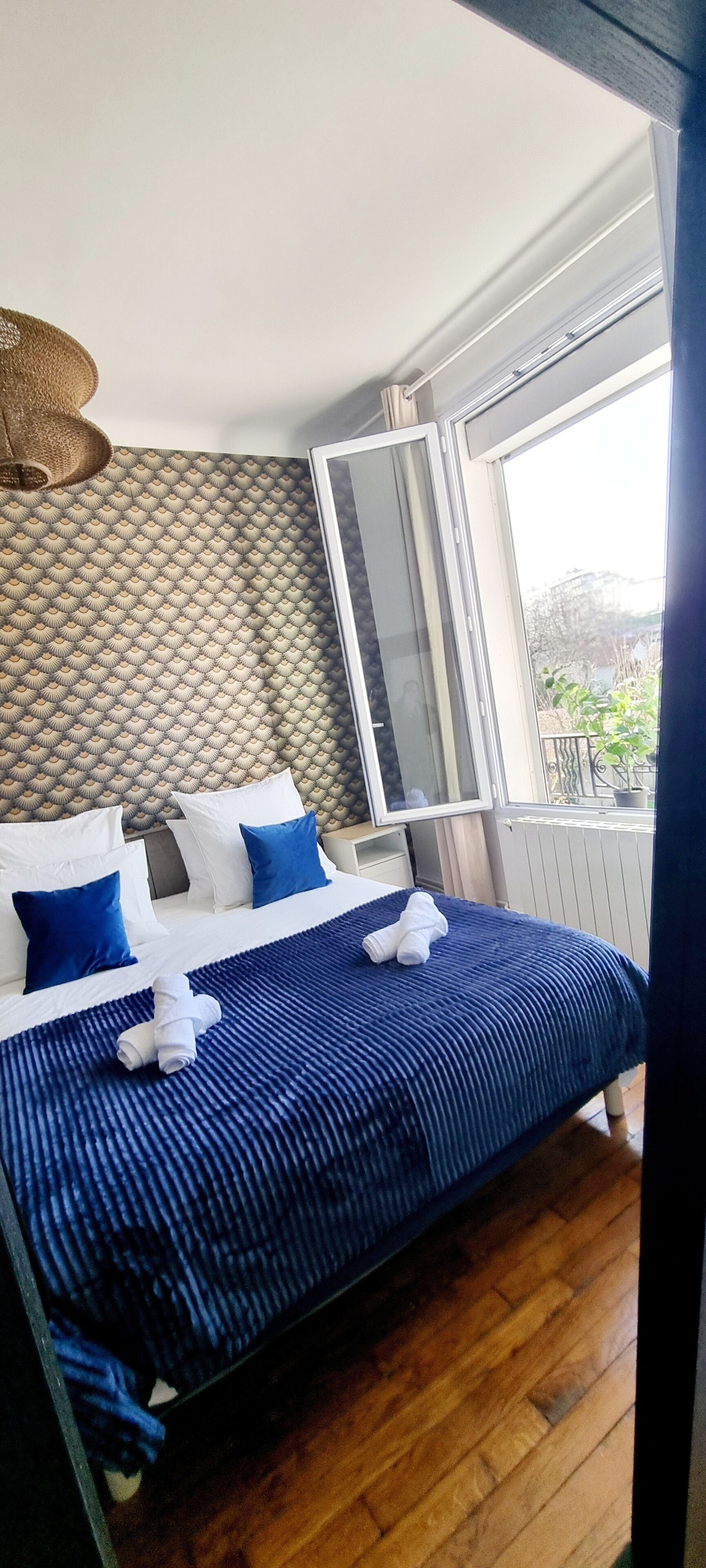 1 chambre, bureau, fer et planche à repasser, lit parapluie