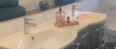 Toallas, jabón, papel de baño