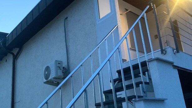 Un edifici amb una escala que condueix a un nivell superior.