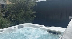 Bañera de hidromasaje al aire libre