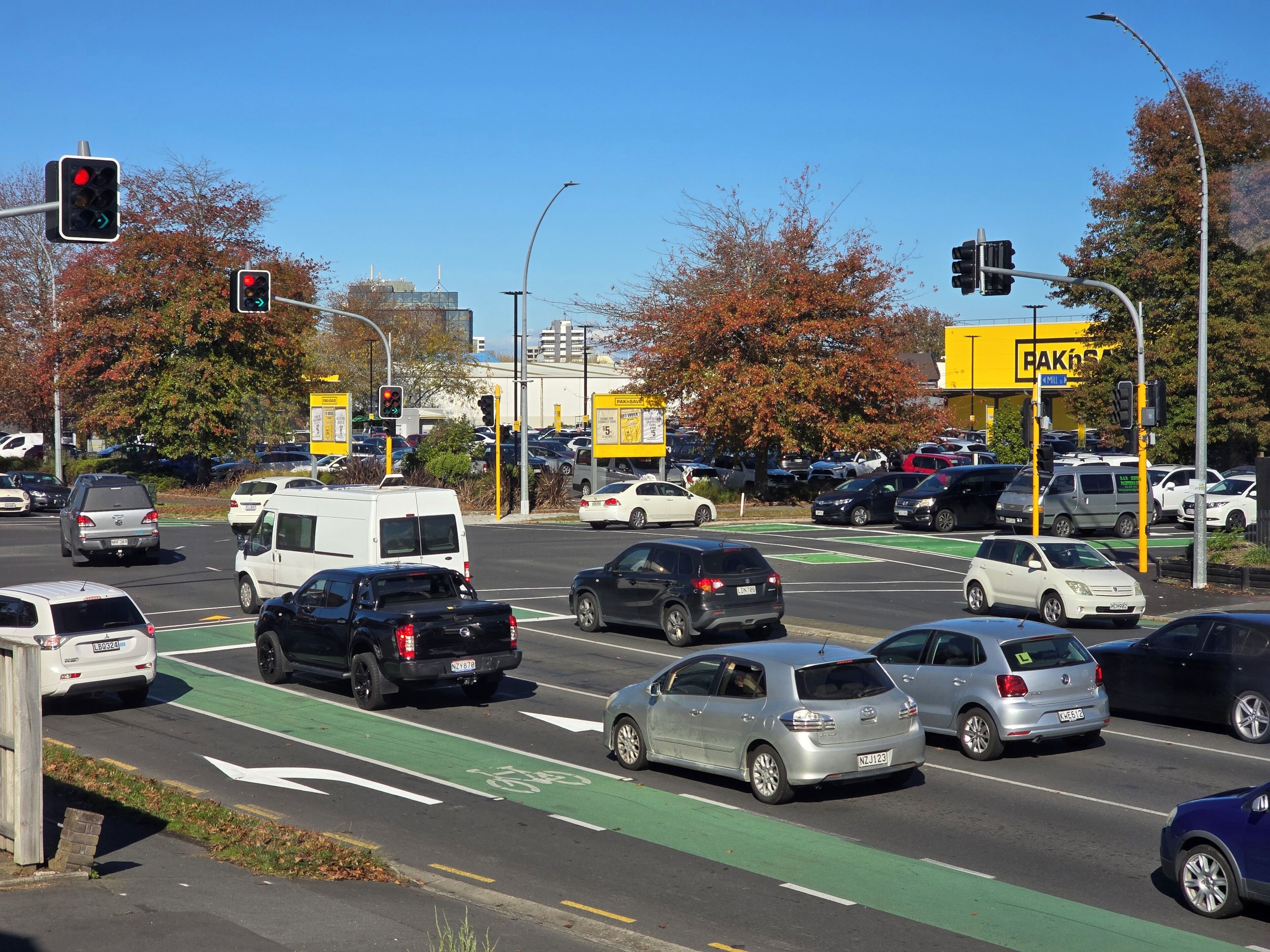 Una intersección concurrida con varias vías y semáforos.