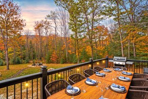 Outdoor dining - Adventure&Wellness ~Hot Tub ~Sauna ~Theater ~Boot Room ~15min to Sunday River (Bethel)