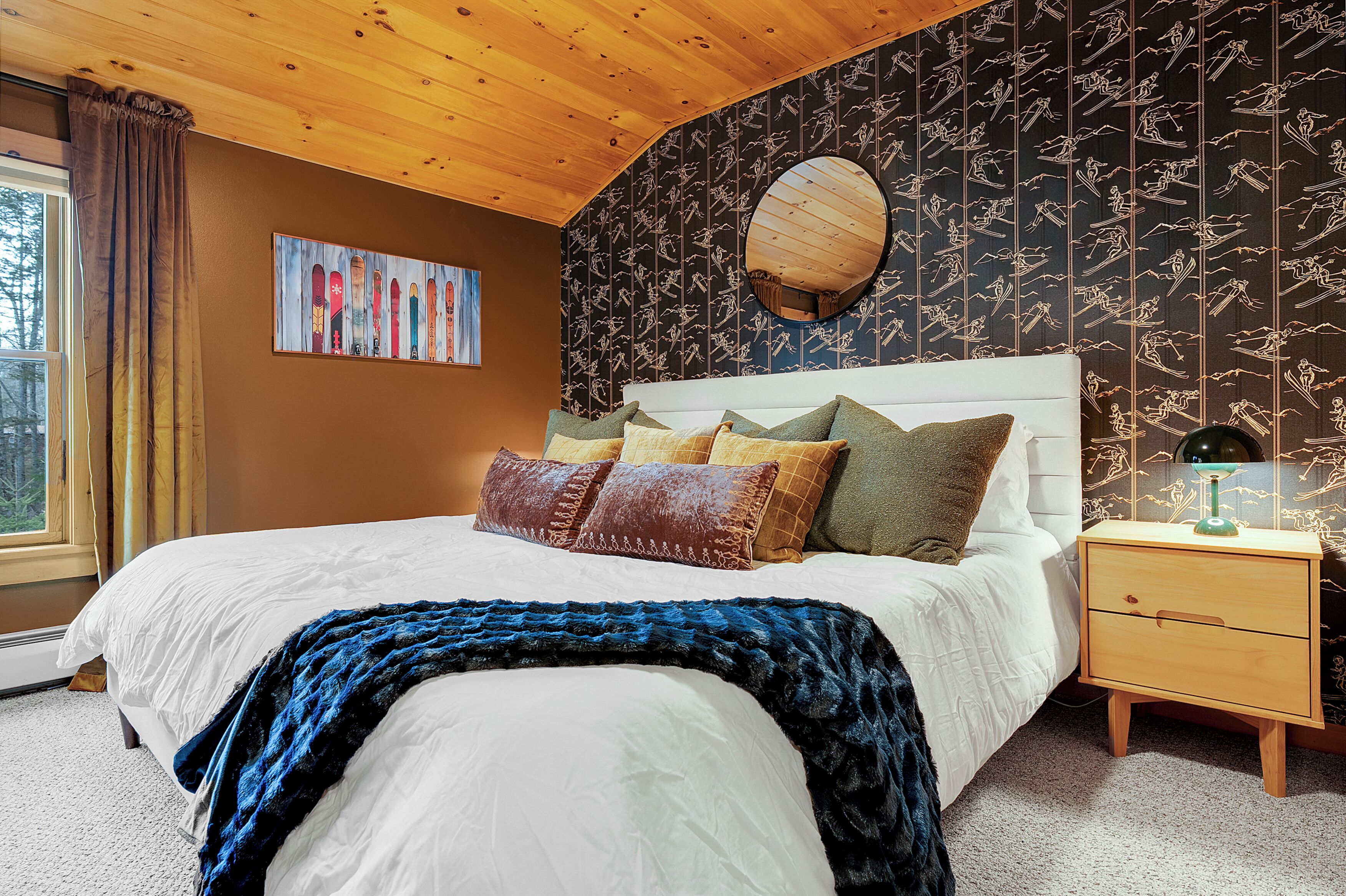 4 habitaciones, escritorio y tabla de planchar con plancha 