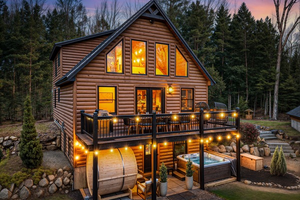 Welcome to the Ridgeline Retreat! Sauna, hot tub, and an amazing retreat awaits.