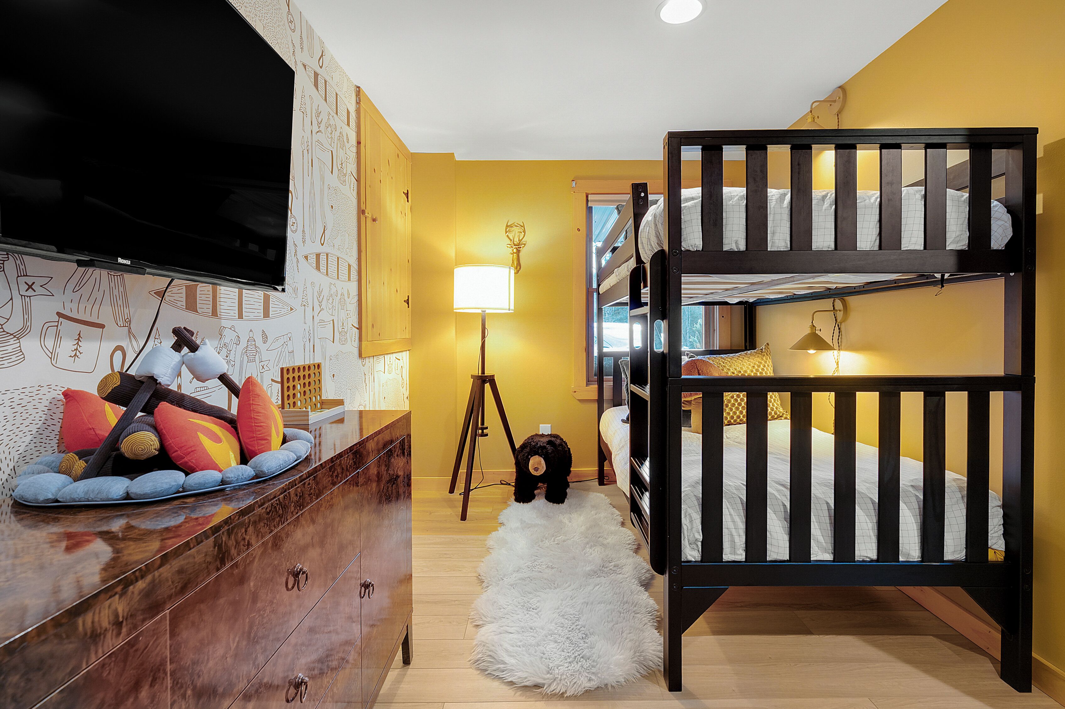 4 makuuhuonetta, työpöytä, silitysrauta/-lauta, vauvan matkasänky