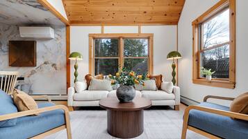 Smart TV, caminetto, videogiochi, libri