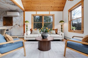 Smart TV, fireplace, video games, books - Adventure&Wellness ~Hot Tub ~Sauna ~Theater ~Boot Room ~15min to Sunday River (Bethel)