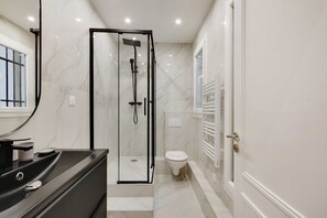 Apartamento | Banheiro | Secador de cabelo, toalhas de banho, shampoo