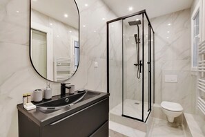 Appartement | Salle de bain | Sèche-cheveux, serviettes fournies, shampoing