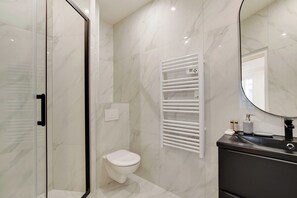 Apartment | Bathroom | Hair dryer, towels, shampoo