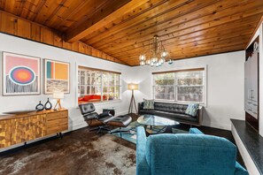 Smart TV, lareira, videogames