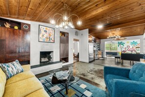 TV connectée, cheminée, jeux vidéo