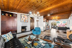 Smart TV, lareira, videogames