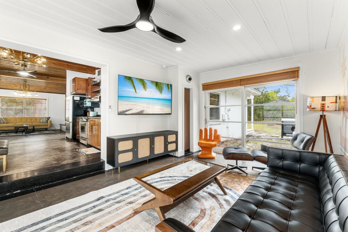 Smart TV, chimenea, videojuegos