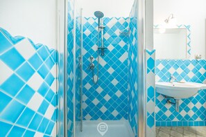 Douche, sèche-cheveux, bidet, serviettes fournies