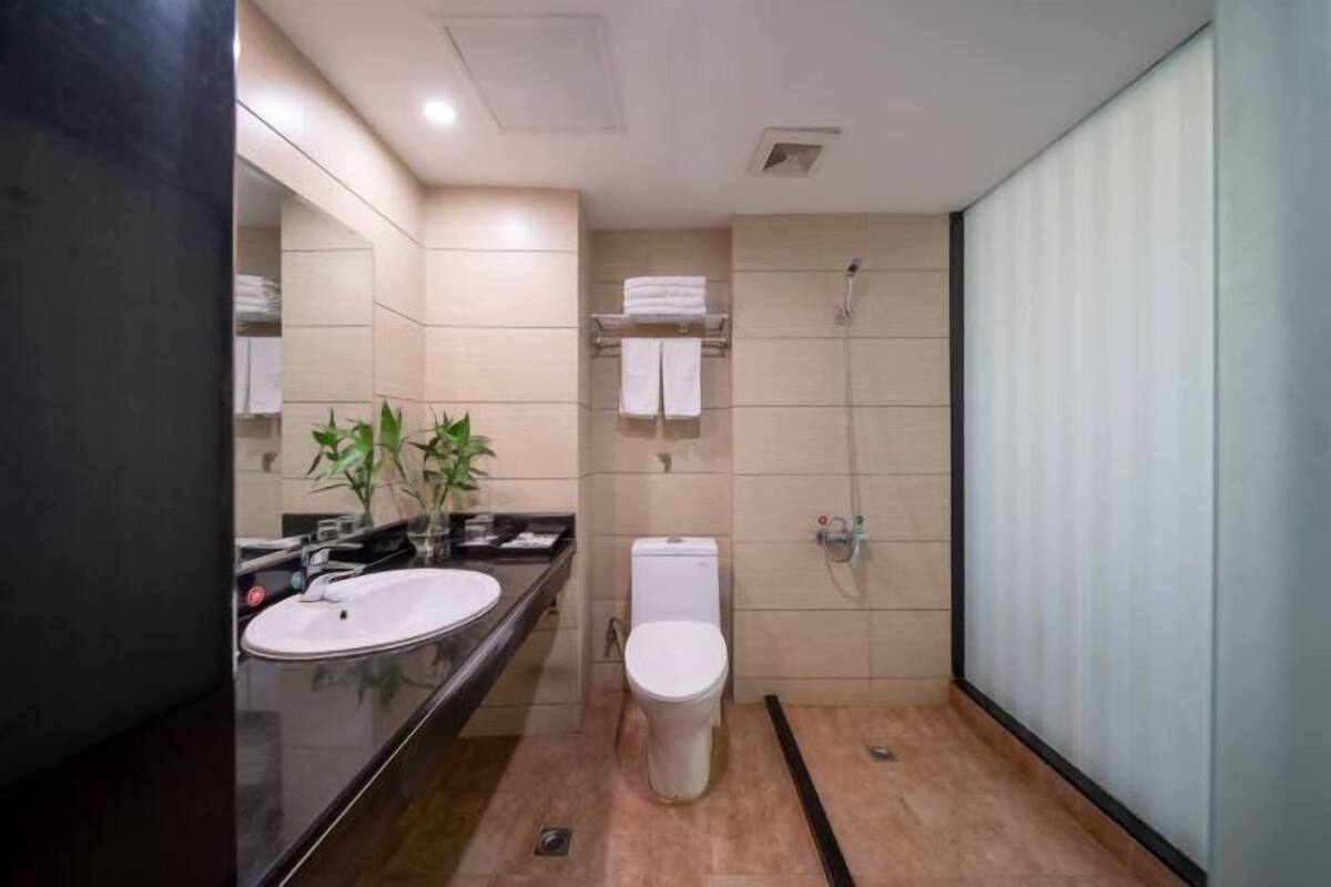 Ein modernes Badezimmer mit Waschbecken, Toilette und Dusche.