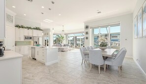 ثلاجة، ميكروويف، فرن، موقد طهي مسطح