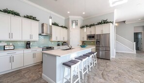 ثلاجة، ميكروويف، فرن، موقد طهي مسطح