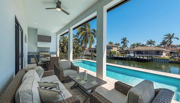 حمّام سباحة مُدفَّأ