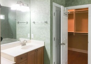 Whirlpool, Haartrockner, Handtücher, Seife