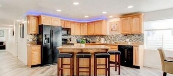 Modern Guest Suite, King Ensuite, Downtown Airport