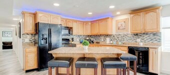 Modern Guest Suite, King Ensuite, Downtown Airport